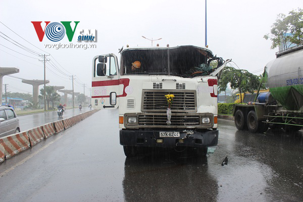 Húc vào đuôi xe bồn, tài xế nhập viện cấp cứu